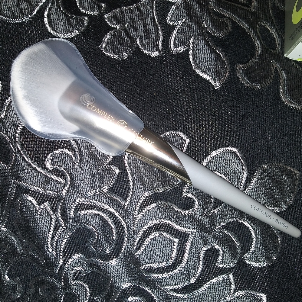 Complex Culture bronzer/blush brush